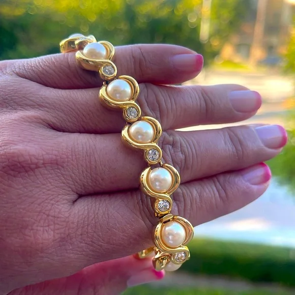 Authentic Joan rivers faux pearl and rhinestone bracelet. - Picture 1 of 4